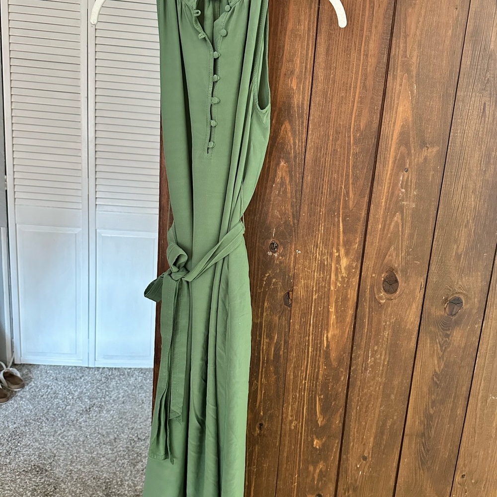Ann Taylor beautiful sleeveless midi dress.